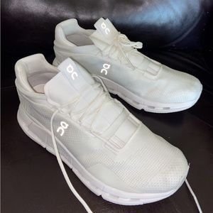 Oncloud Nova white athletic shoes